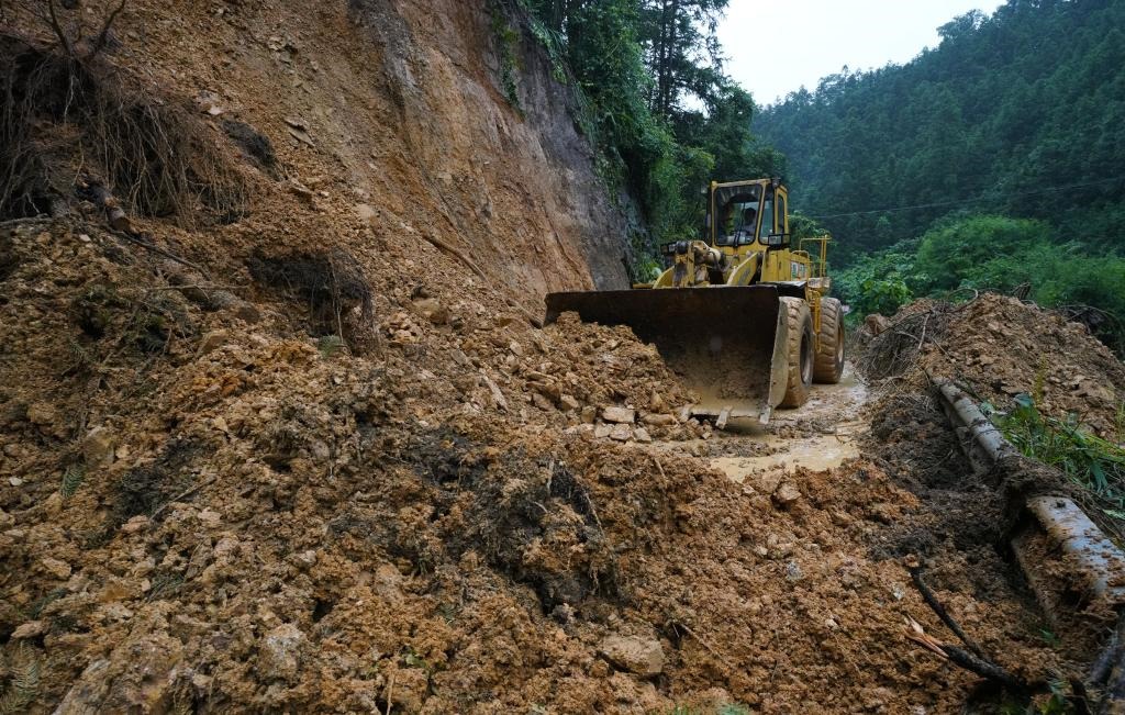 6月18日，在廣西融水苗族自治縣融水鎮(zhèn)新安村，一臺(tái)推土機(jī)在清理塌方路段。新華社發(fā)（龍林智攝）