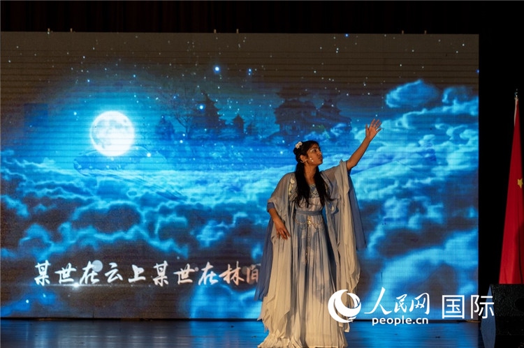 參賽選手演唱中文歌曲《左手指月》。人民日報非洲中心分社 希拉茲·莫林?jǐn)z