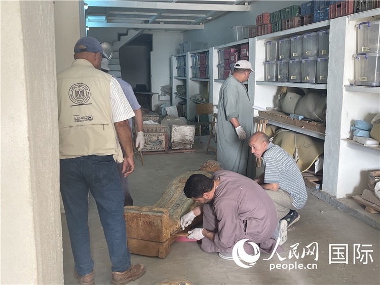 圖為中埃薩卡拉新出土文物數(shù)字化調(diào)查與研究項(xiàng)目團(tuán)隊(duì)在工作現(xiàn)場(chǎng)。薛江攝