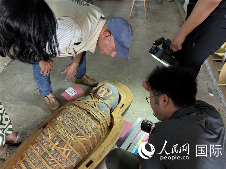 圖為中埃薩卡拉新出土文物數(shù)字化調(diào)查與研究項(xiàng)目團(tuán)隊(duì)在工作現(xiàn)場(chǎng)。薛江攝