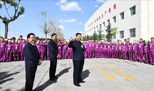 2021年6月7日至9日，習近平總書記在青?？疾臁＿@是7日下午，習近平總書記在青海圣源地毯集團有限公司考察時，同企業(yè)員工親切交流。新華社記者 謝環(huán)馳 攝