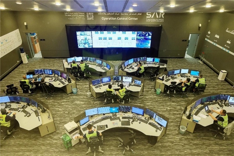 圖為運營指揮中心一景。中國鐵建供圖