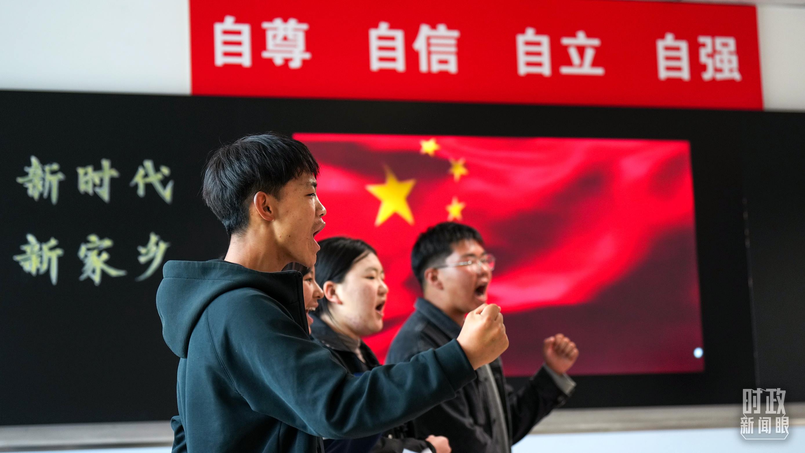 △果洛西寧民族中學高一（1）班的“新時代、新家鄉(xiāng)”主題思政課。（總臺央視記者許永松、國廣記者李晉拍攝）