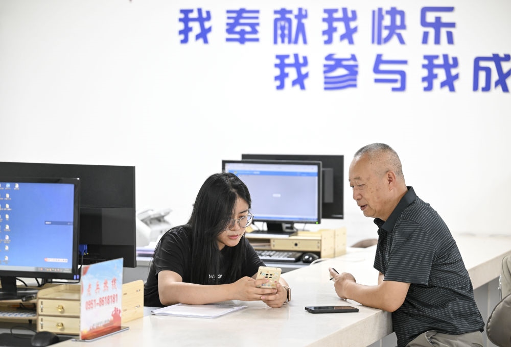 6月20日，在長城花園社區(qū)黨群服務(wù)中心，工作人員幫助居民辦理業(yè)務(wù)。