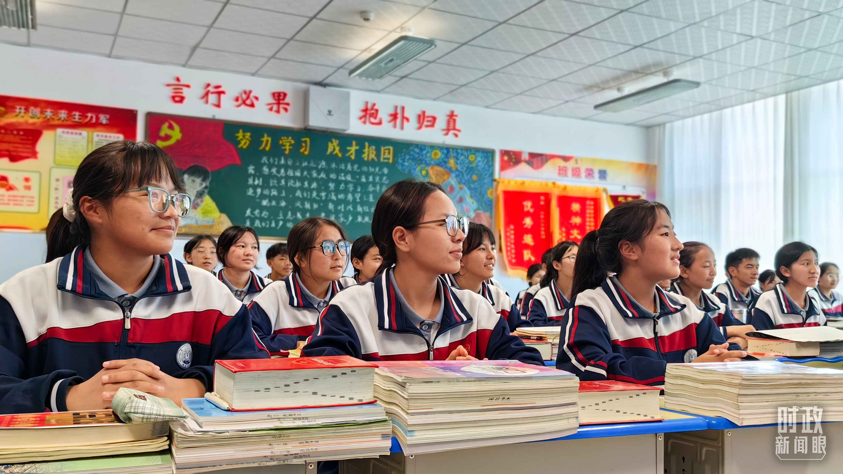 △果洛西寧民族中學高一（1）班的“新時代、新家鄉(xiāng)”主題思政課。（總臺央視記者段德文拍攝）