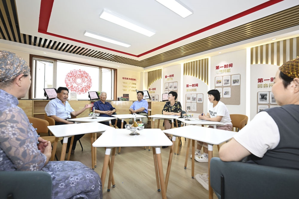 6月20日，長城花園社區(qū)居民在居民議事廳議事。