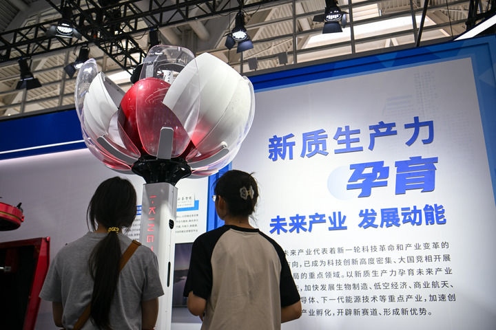 6月20日，與會(huì)者參觀天津云圣智能科技有限責(zé)任公司展區(qū)展出的“圣·寶蓮燈”全自主無人機(jī)巡檢系統(tǒng)。新華社記者 孫凡越 攝