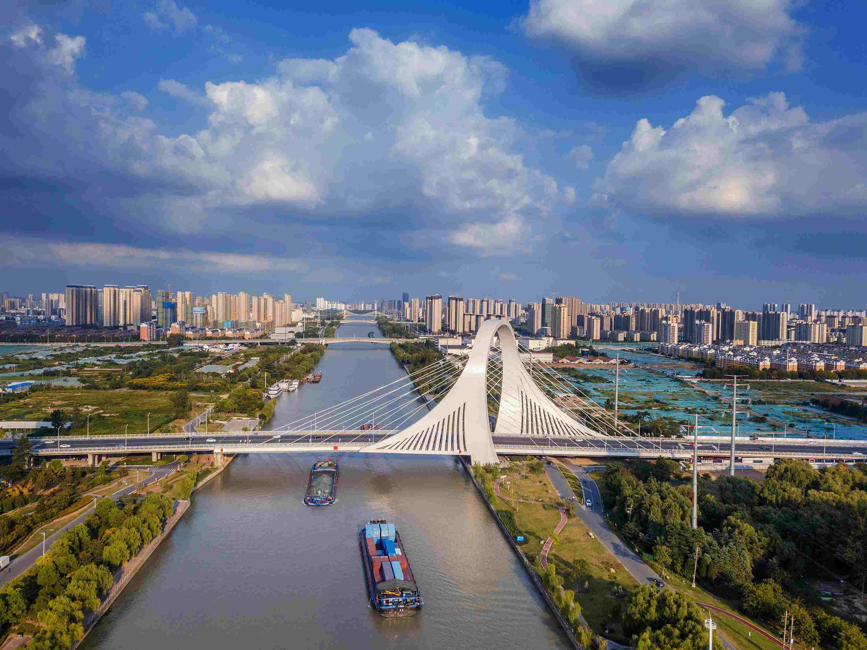 2022年9月12日，幾艘船舶行駛在江蘇淮安運河大橋附近。