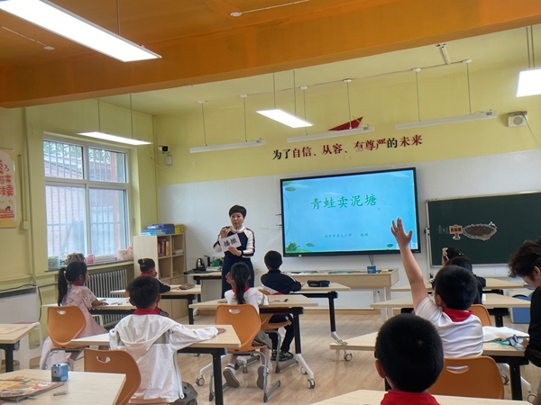 學(xué)生們在教室上語文課。 人民網(wǎng)記者 陳琦攝