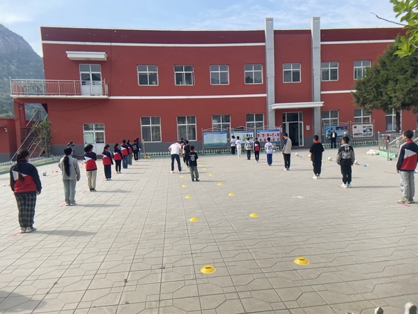 學(xué)生們在操場上上體育課。人民網(wǎng)記者 陳琦攝