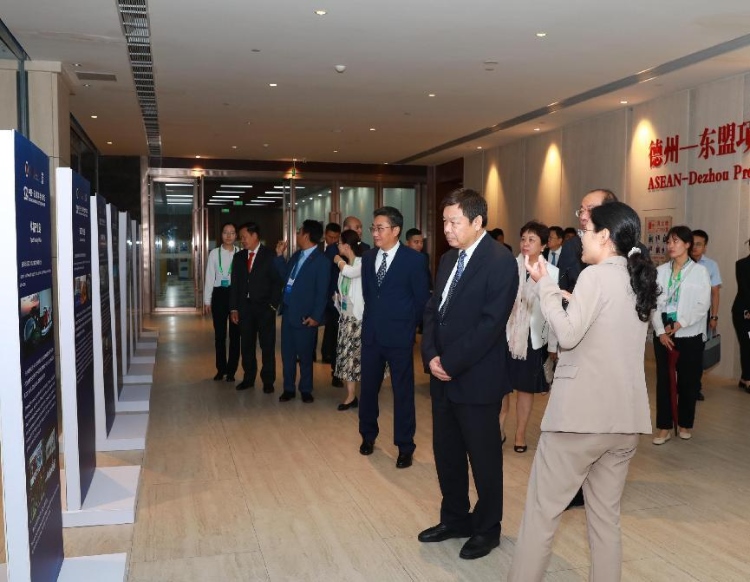 與會嘉賓參觀圖片展。中國外文局供圖