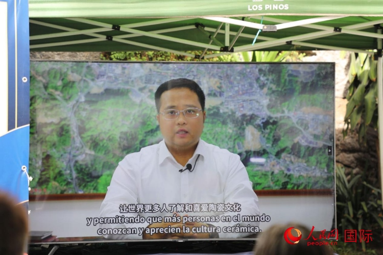 德化縣人民政府縣長方俊欽視頻致辭。人民網 埃內斯托·多明戈斯攝
