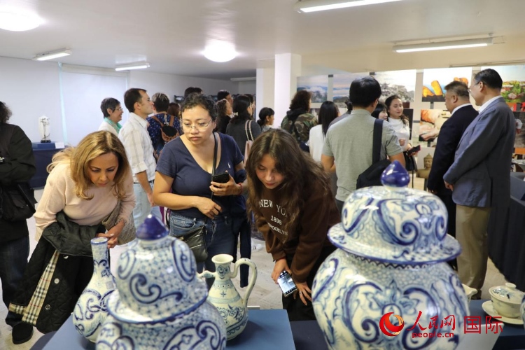 在展覽現場，觀眾們駐足欣賞德化瓷和墨西哥彩瓷。人民網 埃內斯托·多明戈斯攝