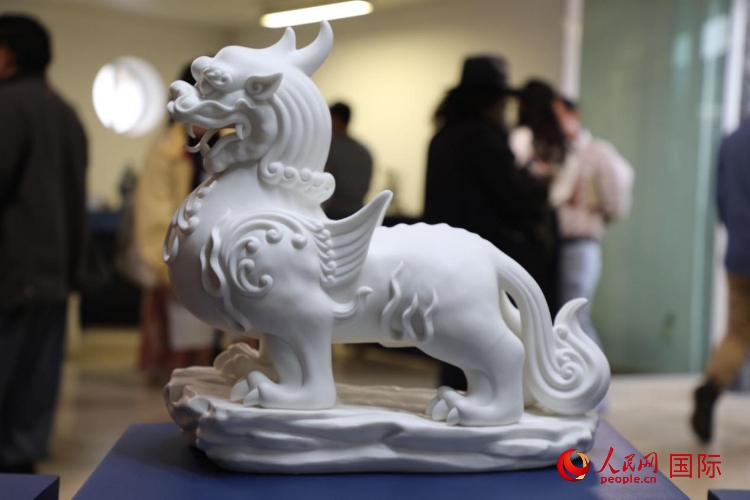 展覽現場的德化白瓷。人民網 埃內斯托·多明戈斯攝