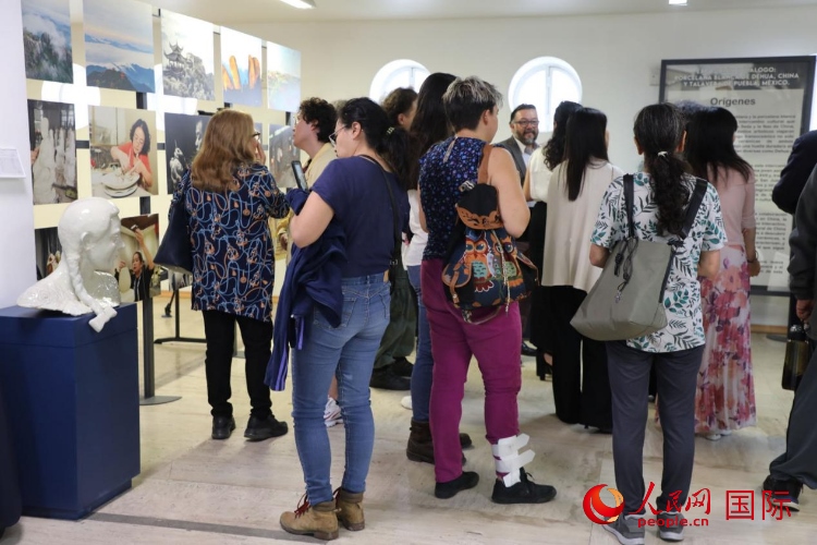在展覽現場，觀眾們駐足欣賞德化白瓷和墨西哥彩瓷。人民網 埃內斯托·多明戈斯攝