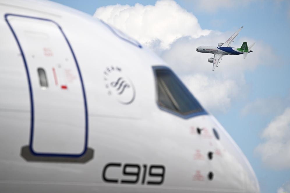 一架中國商飛公司C919客機在新加坡航展上做飛行表演（2024年2月20日攝）。新華社發(fā)（鄧智煒攝）
