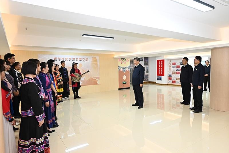 2023年12月14日，習(xí)近平總書記在廣西南寧市良慶區(qū)蟠龍社區(qū)黨群服務(wù)中心文體活動(dòng)室同社區(qū)居民親切交流。