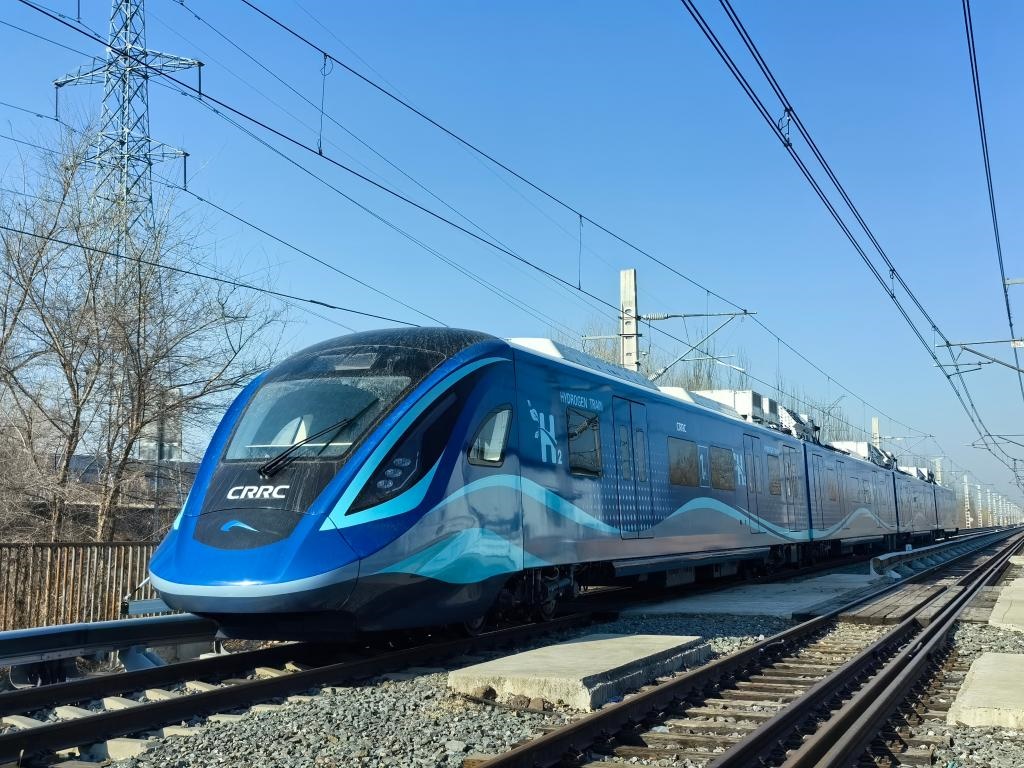 我國首列氫能源市域列車在位于長春的中車長客試驗線進行運行試驗（2024年3月21日攝）。新華社發(fā)（中車長客股份公司提供）