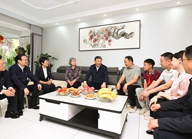 2024年6月19日，習(xí)近平總書記在寧夏銀川市金鳳區(qū)長城花園社區(qū)居民趙守成家中，同一家人圍坐在一起拉家常。