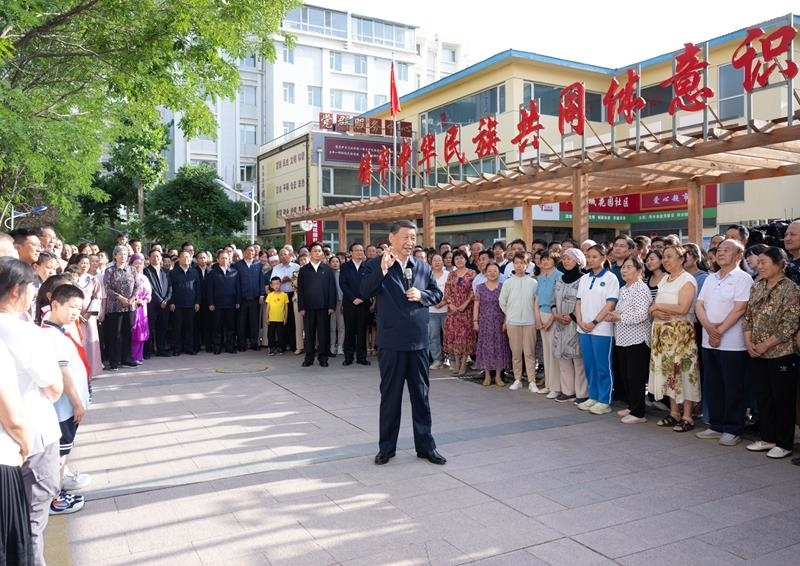 2024年6月19日，習(xí)近平總書記在寧夏銀川市金鳳區(qū)長城花園社區(qū)考察時(shí)，同社區(qū)居民親切交流。