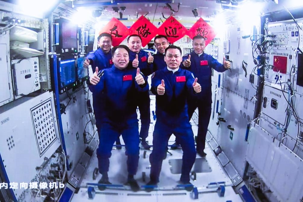 這是在北京航天飛行控制中心拍攝的神舟十六號航天員乘組與神舟十七號航天員乘組“全家?！保?023年10月26日攝）。新華社發(fā)（韓啟揚 攝）