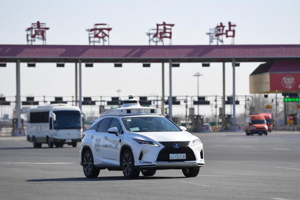 一輛自動駕駛車行駛在北京大興國際機場到亦莊的自動駕駛線路上（2024年3月1日攝）。新華社記者 鞠煥宗 攝