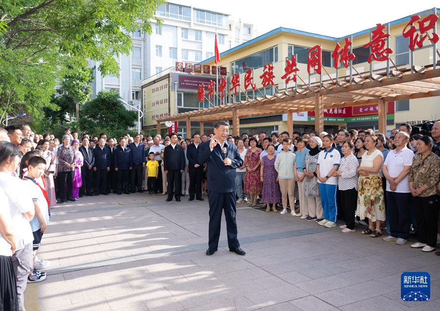6月19日下午，習近平總書記在銀川市金鳳區(qū)長城花園社區(qū)考察時，同社區(qū)居民親切交流。