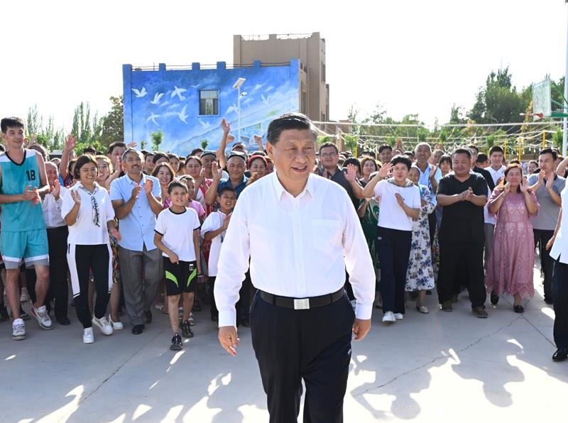2022年7月14日，習(xí)近平總書記在新疆吐魯番市高昌區(qū)亞爾鎮(zhèn)新城片區(qū)新城西門村考察時(shí)，同各族群眾在一起。