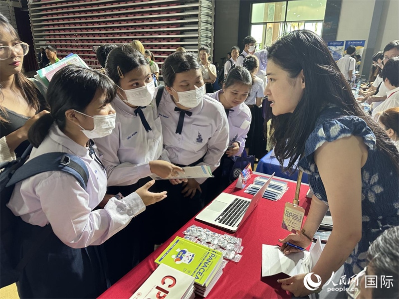 來(lái)自泰國(guó)的學(xué)生、家長(zhǎng)在教育展臺(tái)前咨詢。人民網(wǎng)記者 簡(jiǎn)承淵攝