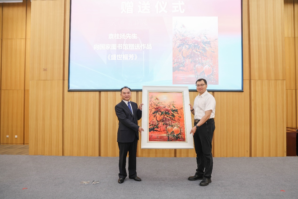 活動(dòng)現(xiàn)場，國家圖書館收藏袁桂揚(yáng)油畫作品《盛世榴芳》。主辦方供圖