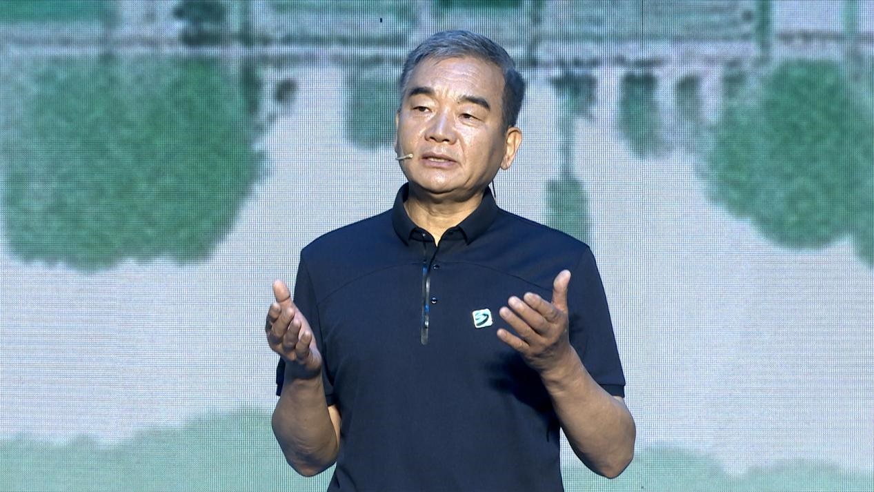 中國博物館協(xié)會理事長劉曙光現(xiàn)場講述。
