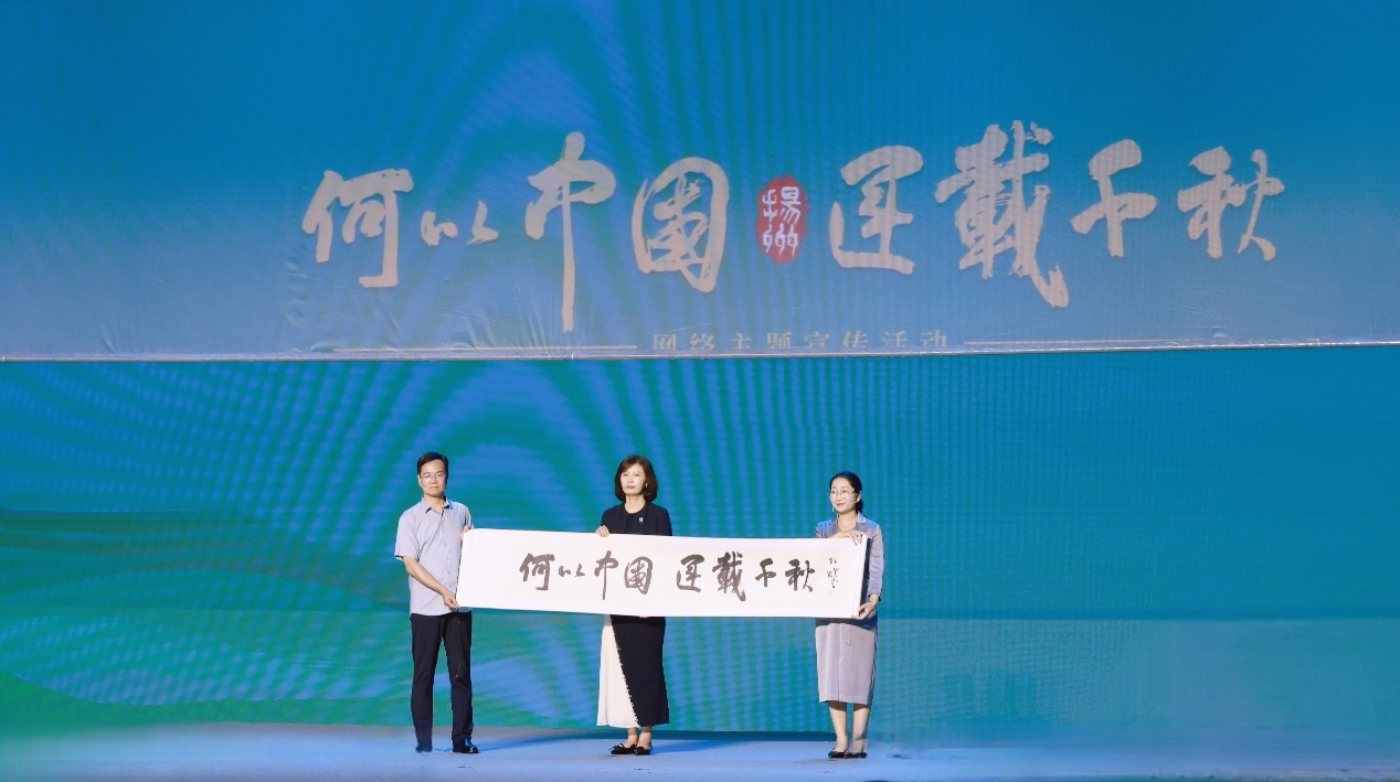 隋唐大運(yùn)河文化博物館館長曹岳森（左）、揚(yáng)州中國大運(yùn)河博物館館長鄭晶（中）、浙東運(yùn)河博物館負(fù)責(zé)人張慧（右）共同展卷。