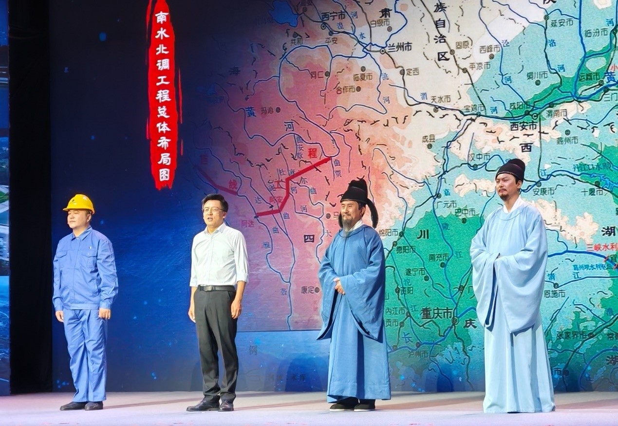演員張志堅(jiān)（右二）、演員侯京健（右一）、北京郭守敬紀(jì)念館執(zhí)行館長張鵬（左二）和江蘇省江都水利工程管理處第二抽水站管理所副所長郭凱（左一）同臺演繹。