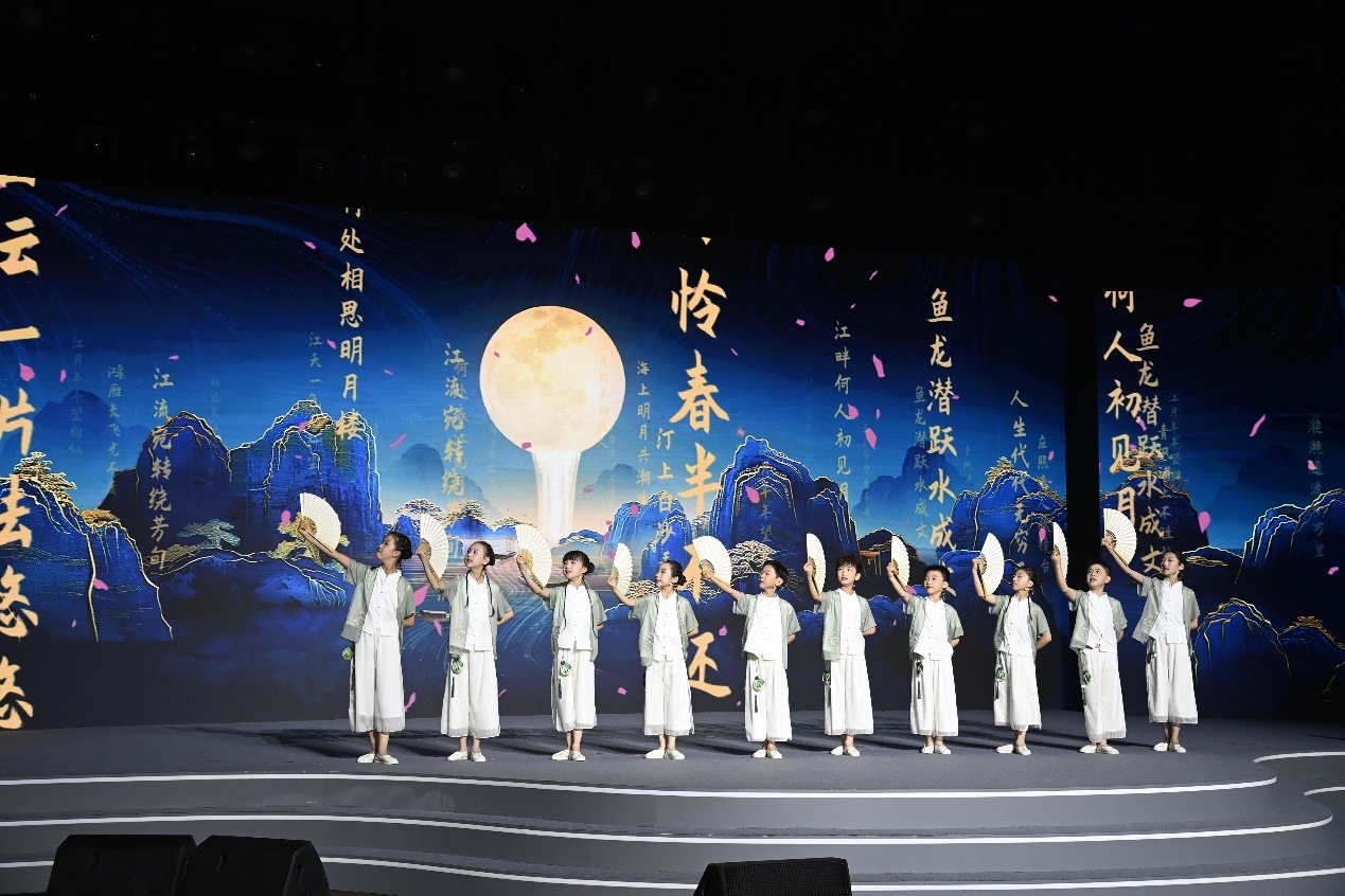 揚(yáng)州市邗江區(qū)實(shí)驗(yàn)學(xué)校蔣王小學(xué)學(xué)生吟誦《春江花月夜》。
