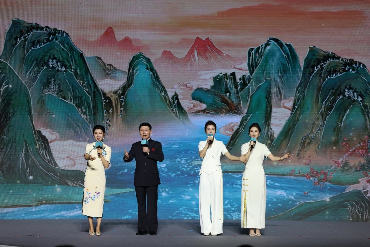 國家一級演員、京劇表演藝術(shù)家王平（左二），國家一級演員、南京藝術(shù)學(xué)院教授單雯（左一），浙江小百花越劇團(tuán)青年演員陳麗君（右二）、何青青（右一）同臺唱響千年運(yùn)河情。