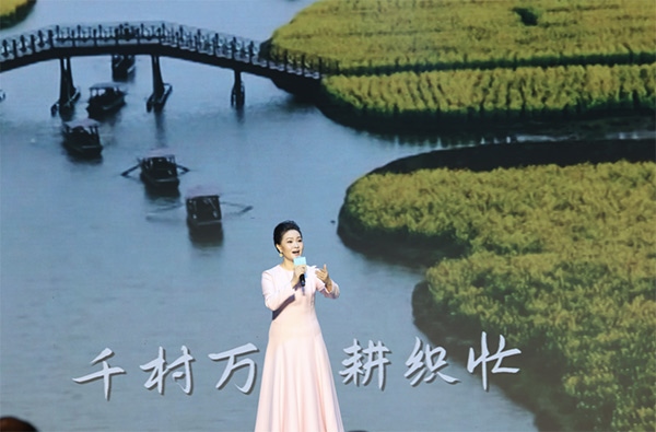 歌唱家、中國音樂學(xué)院教授雷佳現(xiàn)場演唱。
