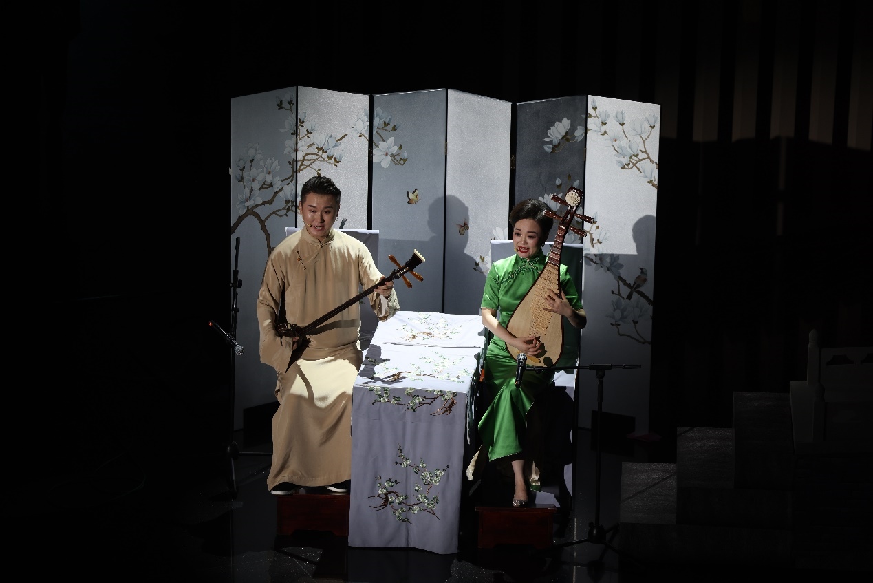 國家一級演員、揚(yáng)州曲藝研究所青年演員劉芓君（右）、揚(yáng)州曲藝研究所青年演員王智超（左）現(xiàn)場表演。