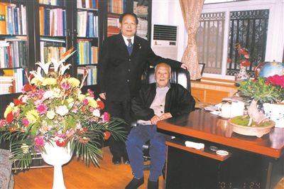2001年2月，李德仁（左一）給導(dǎo)師王之卓拜年。
