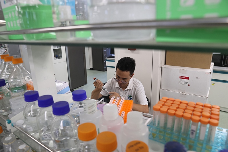 在三亞崖州灣科技城，一名青年科技工作者正在進行科研工作。