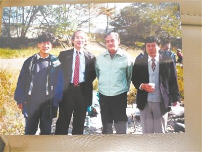 薛其坤（左一）在日本求學(xué)期間與導(dǎo)師櫻井教授合影。受訪者供圖