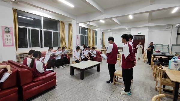 圖②：武平法院法官指導學生彩排。