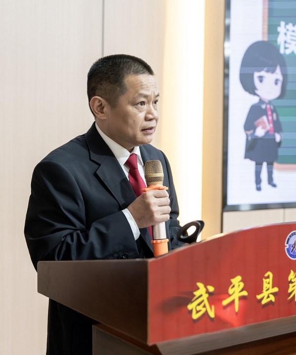 圖④：武平法院刑庭庭長候良石在模擬法庭后為學生上普法課。