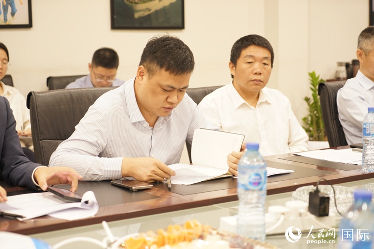 新當選尼日利亞中國礦業(yè)聯(lián)合會會長中國和聯(lián)公司董事長李輝發(fā)言。人民網(wǎng)記者 姜宣攝