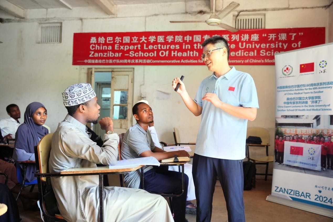 李勇醫(yī)生在解答學(xué)生的問題。 中國援桑醫(yī)療隊供圖
