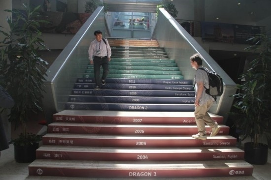 6月24日，在葡萄牙里斯本，與會者準備走進“龍計劃”五期總結(jié)研討會暨六期（2024-2028年）啟動會會場。