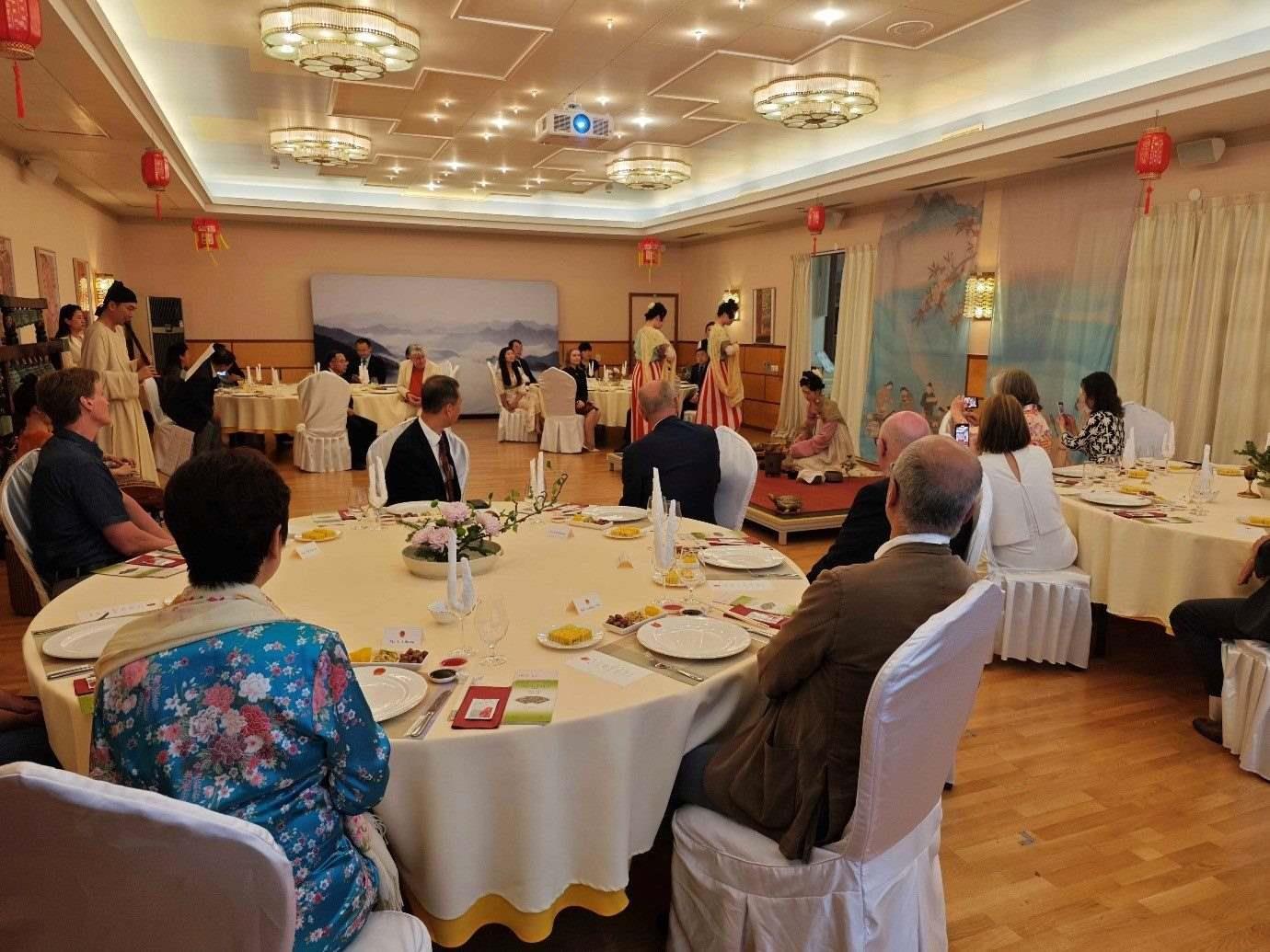 來賓們觀賞茶藝表演和品嘗中華美食。中國駐瑞典大使館供圖