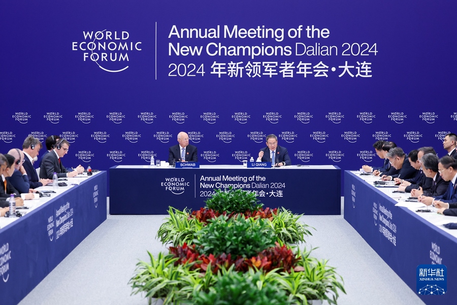 6月25日，國務院總理李強在大連出席2024年夏季達沃斯論壇外國工商界代表座談會。新華社記者 劉彬 攝