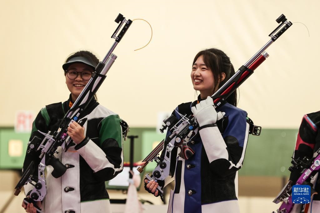 2023年9月24日，在杭州亞運會射擊項目女子10米氣步槍個人決賽中，中國選手黃雨婷以252.7環(huán)的成績獲得冠軍，韓佳予獲得亞軍，印度選手拉米塔獲得季軍。圖為黃雨婷（右）、韓佳予在比賽后。新華社記者 單宇琦 攝