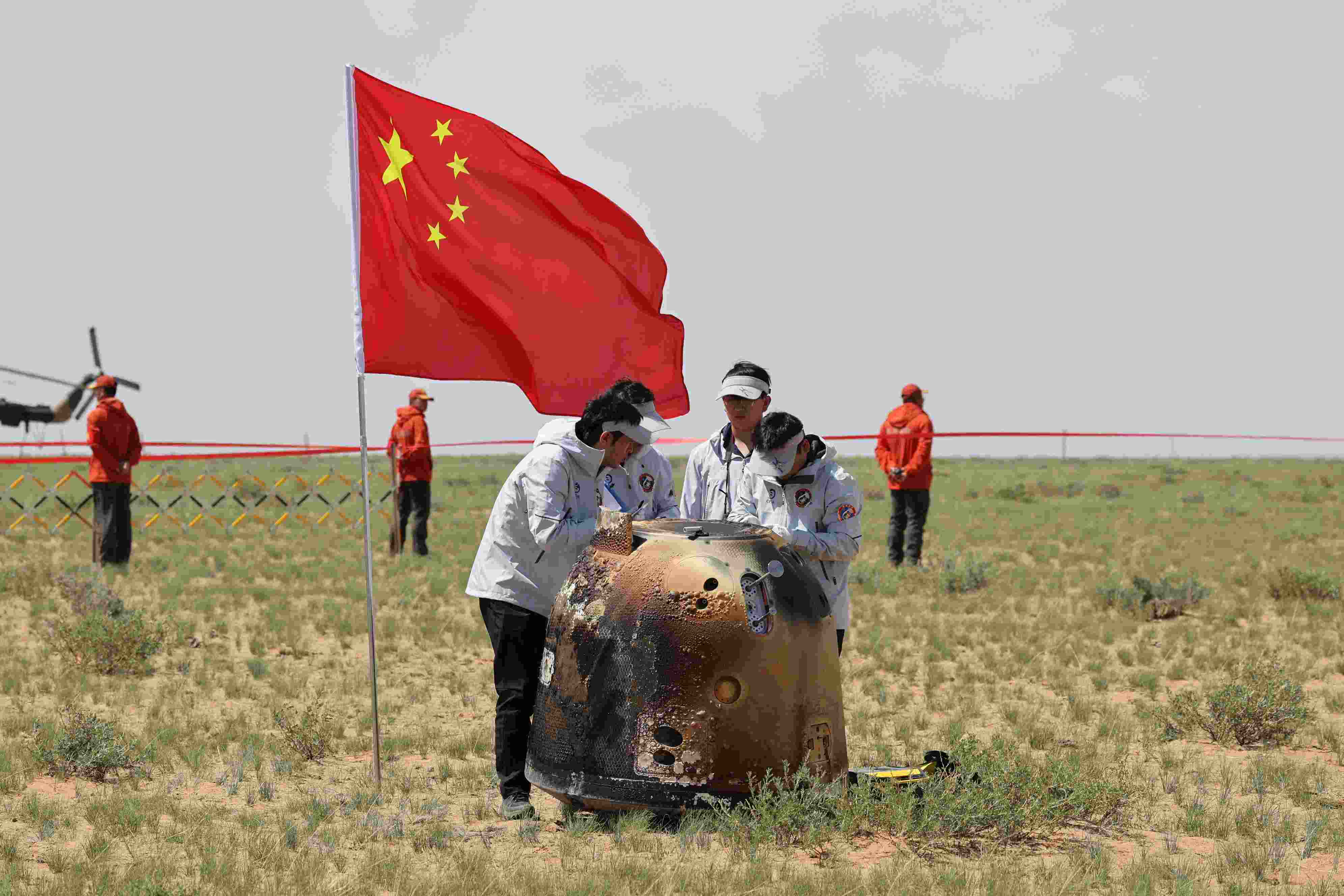 2024年6月25日拍攝的嫦娥六號返回器回收現(xiàn)場。