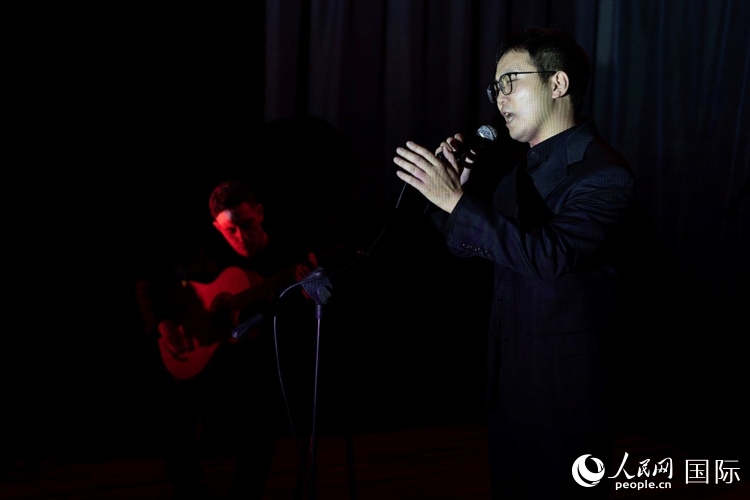 歌曲表演。馬丁·薩巴拉攝